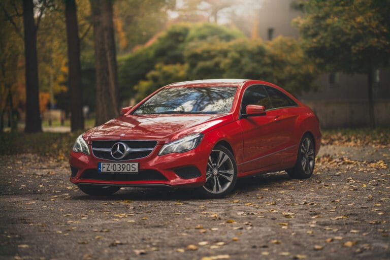 Czerwony mercedes sfotografowany do ogłoszenia sprzedaży