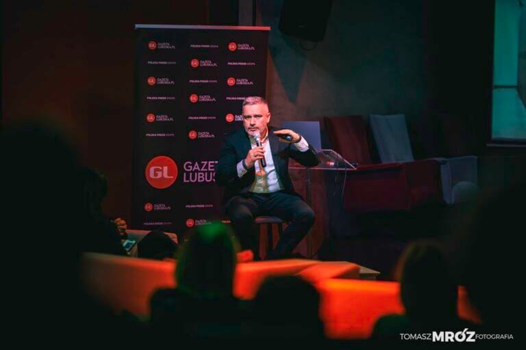 Prelegent na scenie podczas konferencji w Zielonej Górze