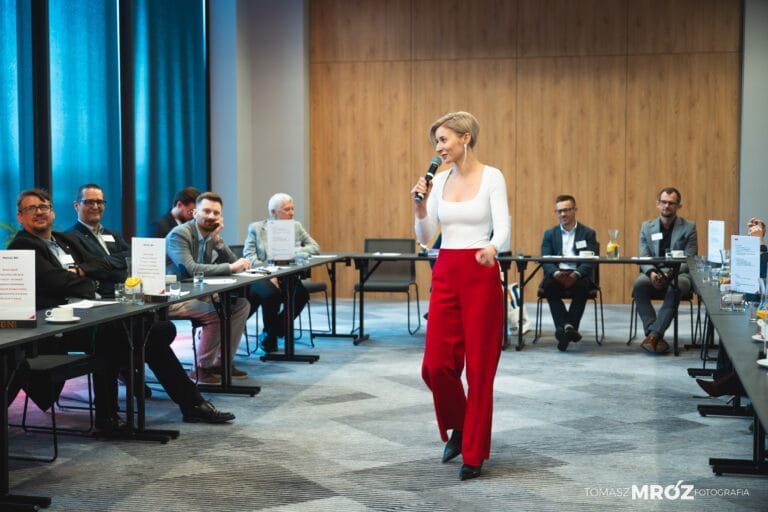 Kobieta prowadząca prezentację na spotkaniu biznesowym
