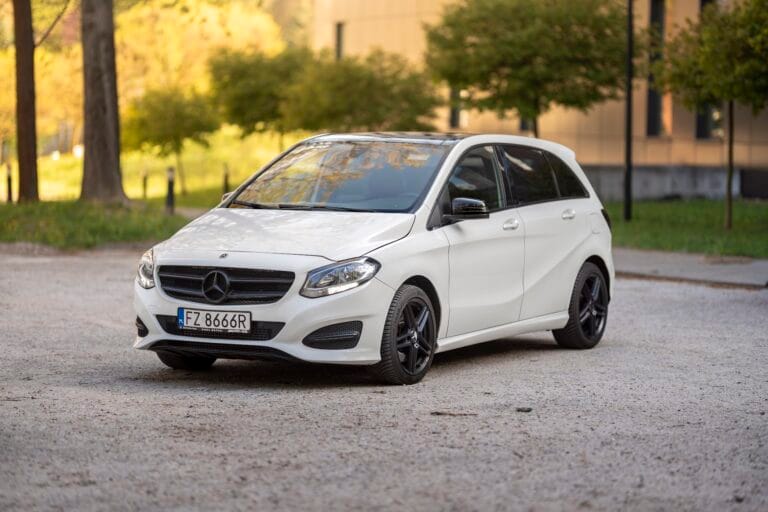 Biały mercedes sfotografowany do ogłoszenia