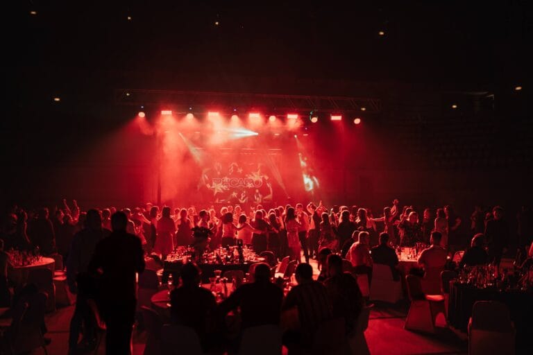 Scena i pełna sala podczas balu firmowego