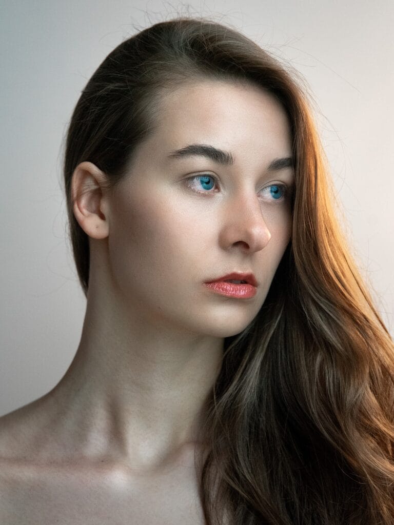 Portret kobiety na jasnym tle