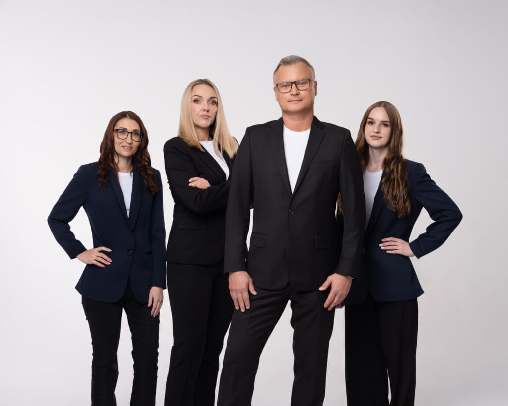 Zespół firmy w ciemnych garniturach na jasnym tle, zdjęcie na billboard